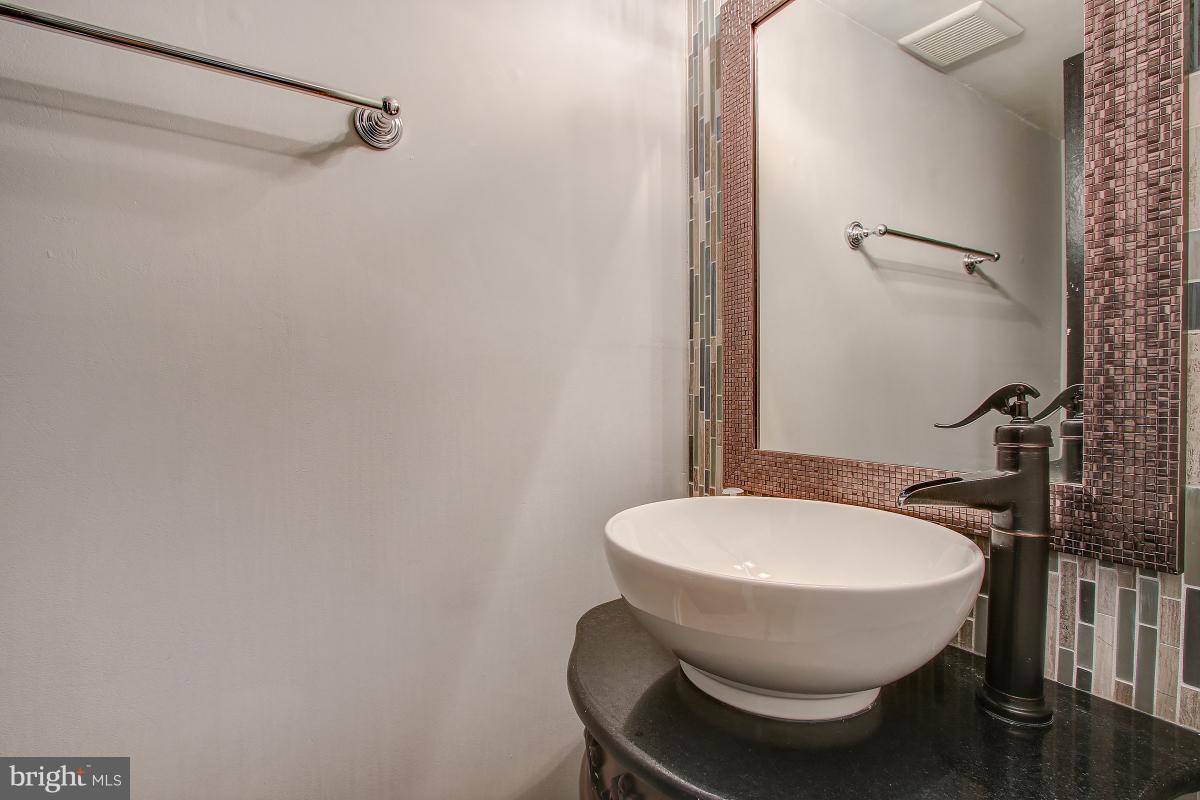 2218 Glencourse Lane Reston, VA 20191 - Photo 16 of 30 Main Level Powder Room