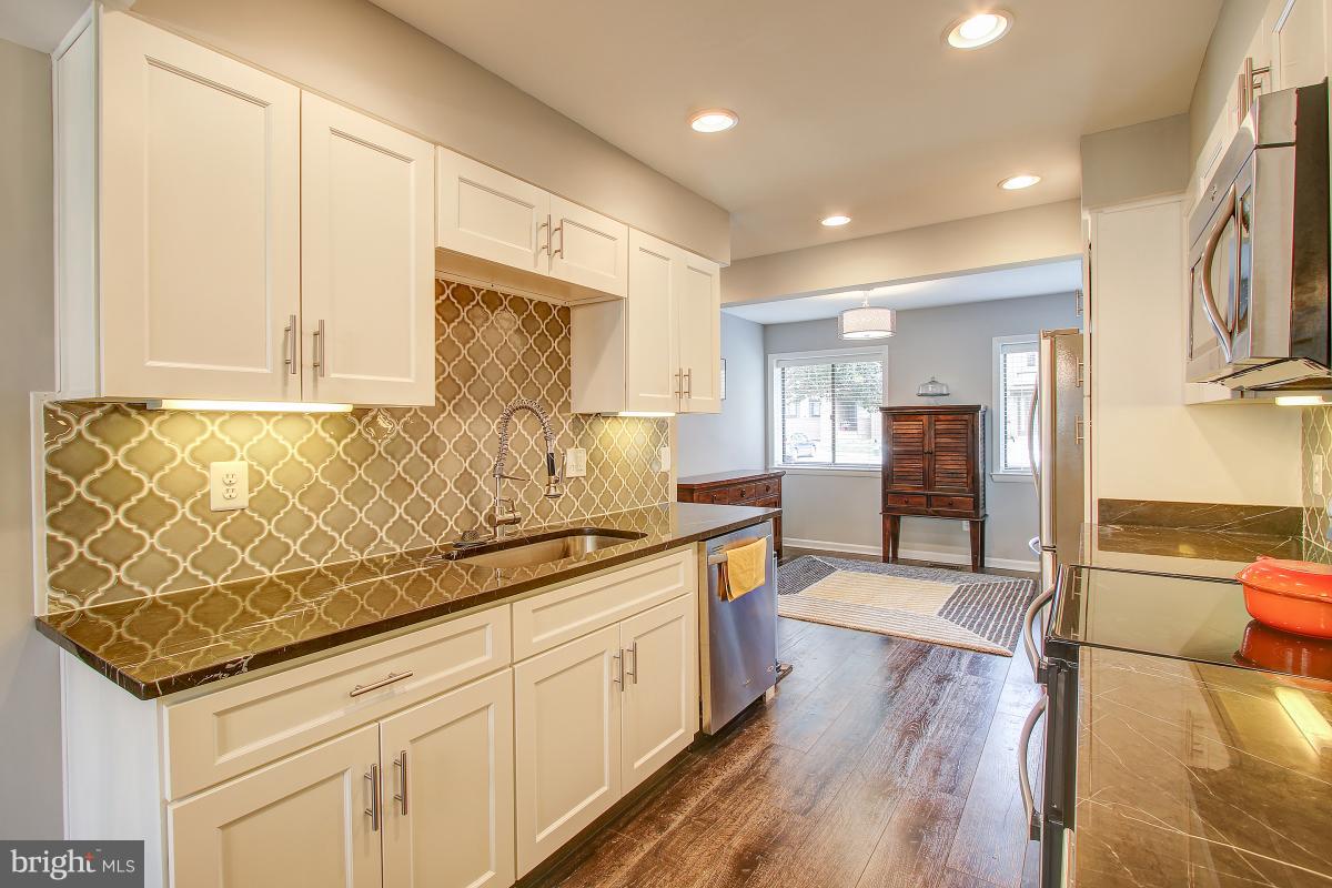 2218 Glencourse Lane Reston, VA 20191 - Photo 8 of 30 Gorgeous backsplash, counters & cabinets