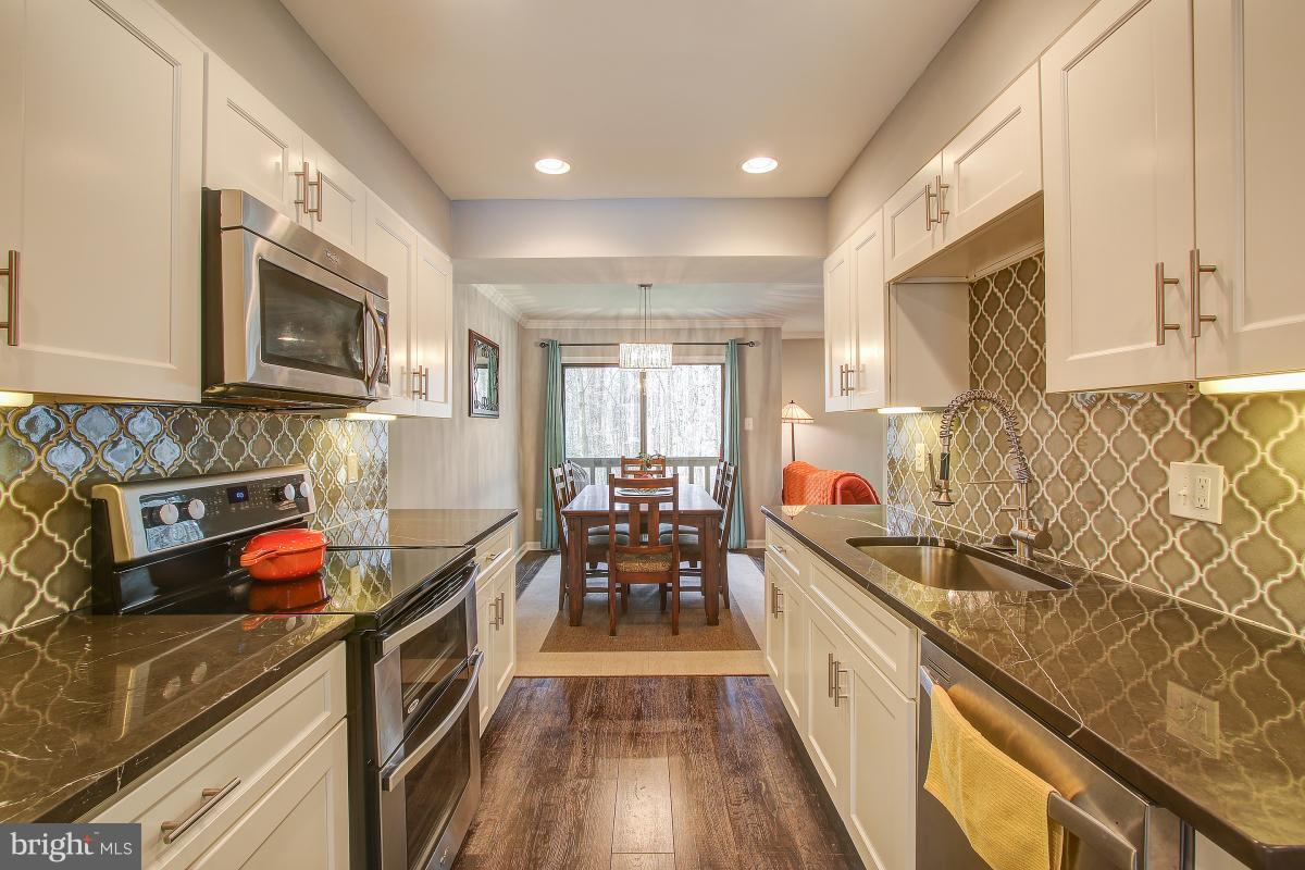 2218 Glencourse Lane Reston, VA 20191 - Photo 10 of 30 High End Stainless Appliances