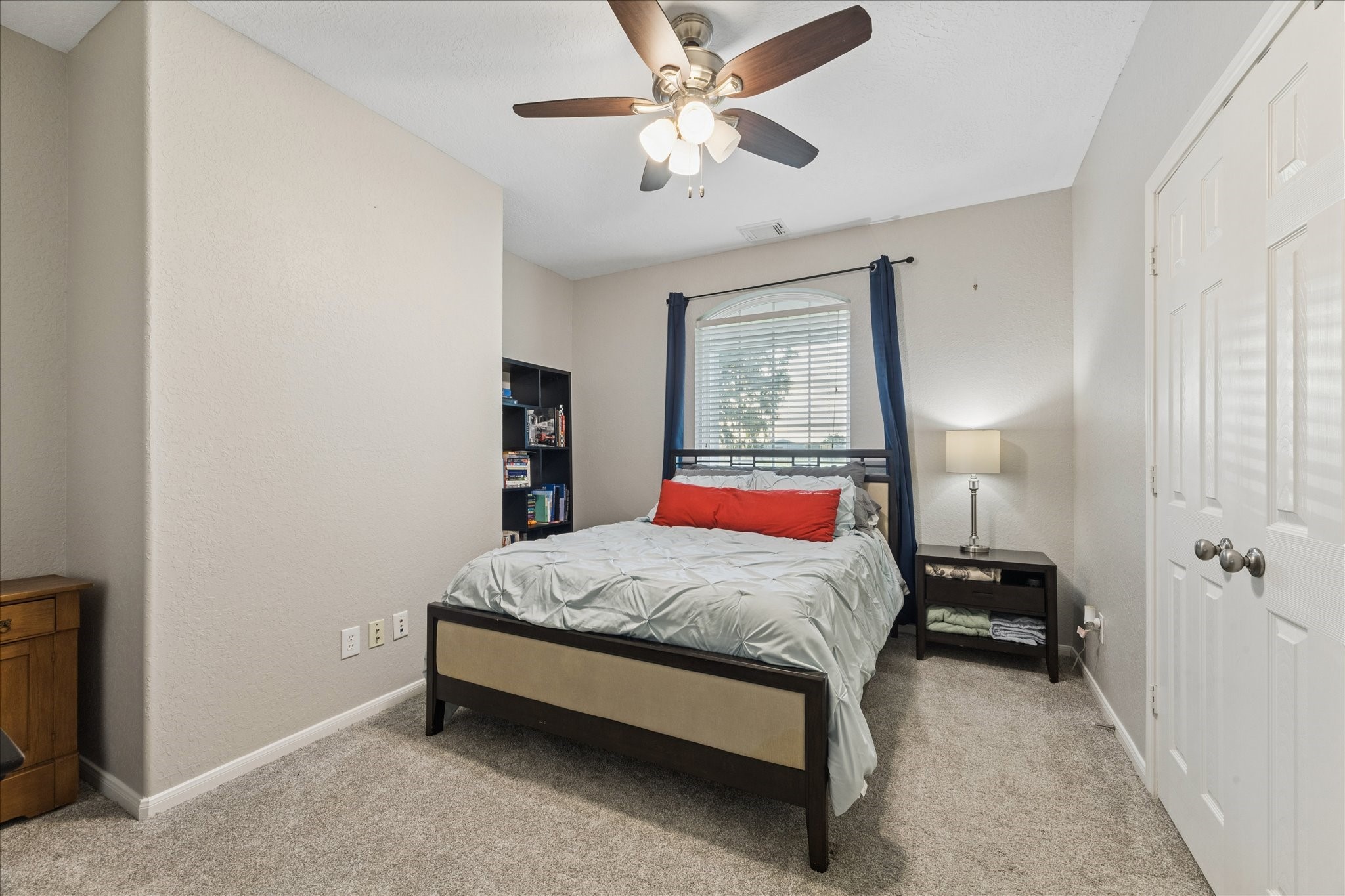 2702 Horseshoe Lane Rosharon, TX 77583 - Photo 30 of 43 Additional bedroom offers generous space and abundant natural light.