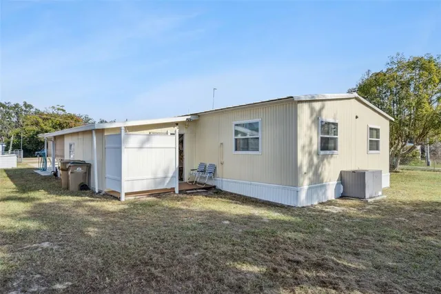 a view of a house with backyard