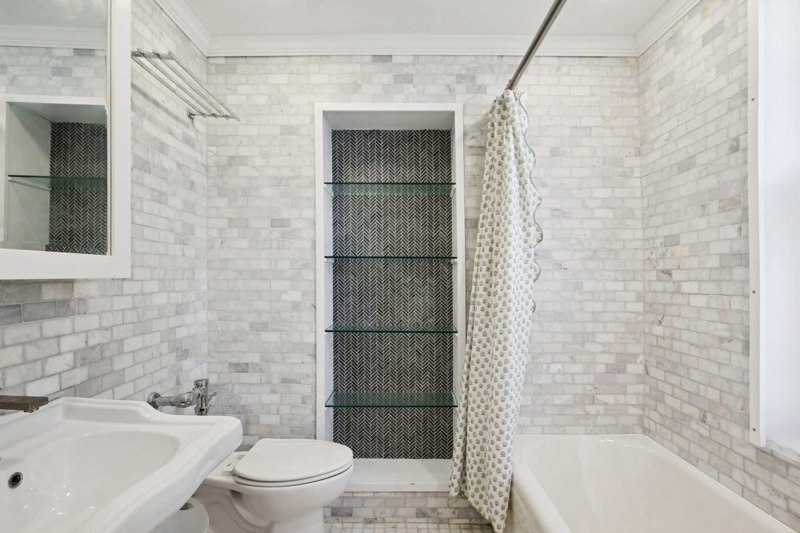 1640 East 50th Street, Unit 13B Chicago, IL 60615 - Photo 7 of 16 a bathroom with a bathtub and a shower