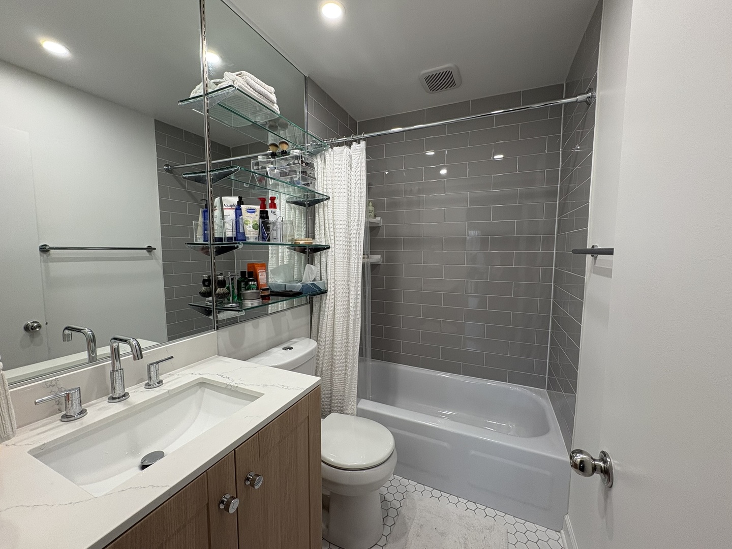1701 Northfield Square, Unit E Northfield, IL 60093 - Photo 7 of 21 Gallery Image 7