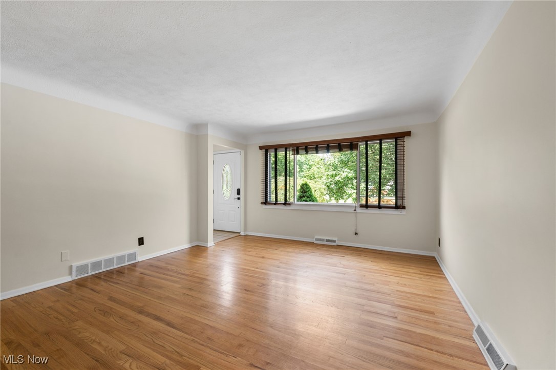 4928 Emmet Road Cleveland, OH 44124 - Photo 5 of 31 Gallery Image 5