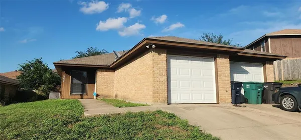 $325,000 | 6721 Loma Vista Drive, Unit 6721 6723, Fort Worth, TX 76133