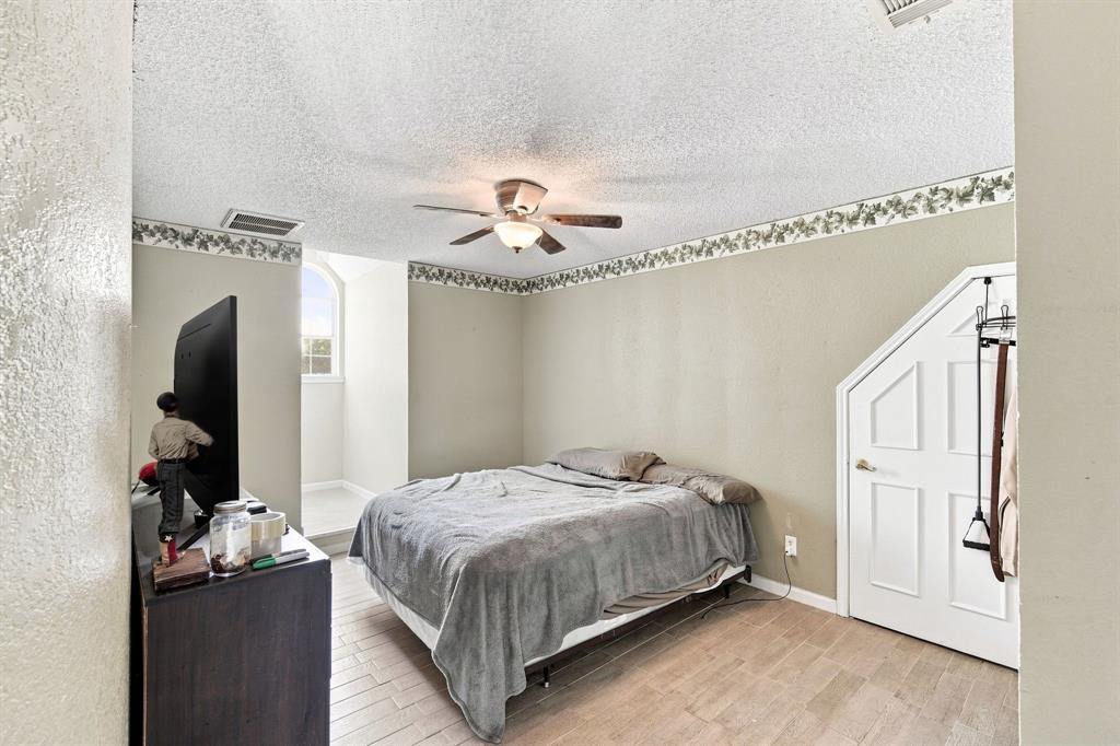 9732 Timber Trail Scurry, TX 75158 - Photo 22 of 39 Upstairs secondary bedroom