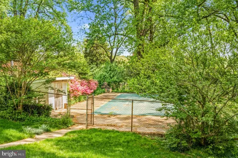 a view of a yard in front of house