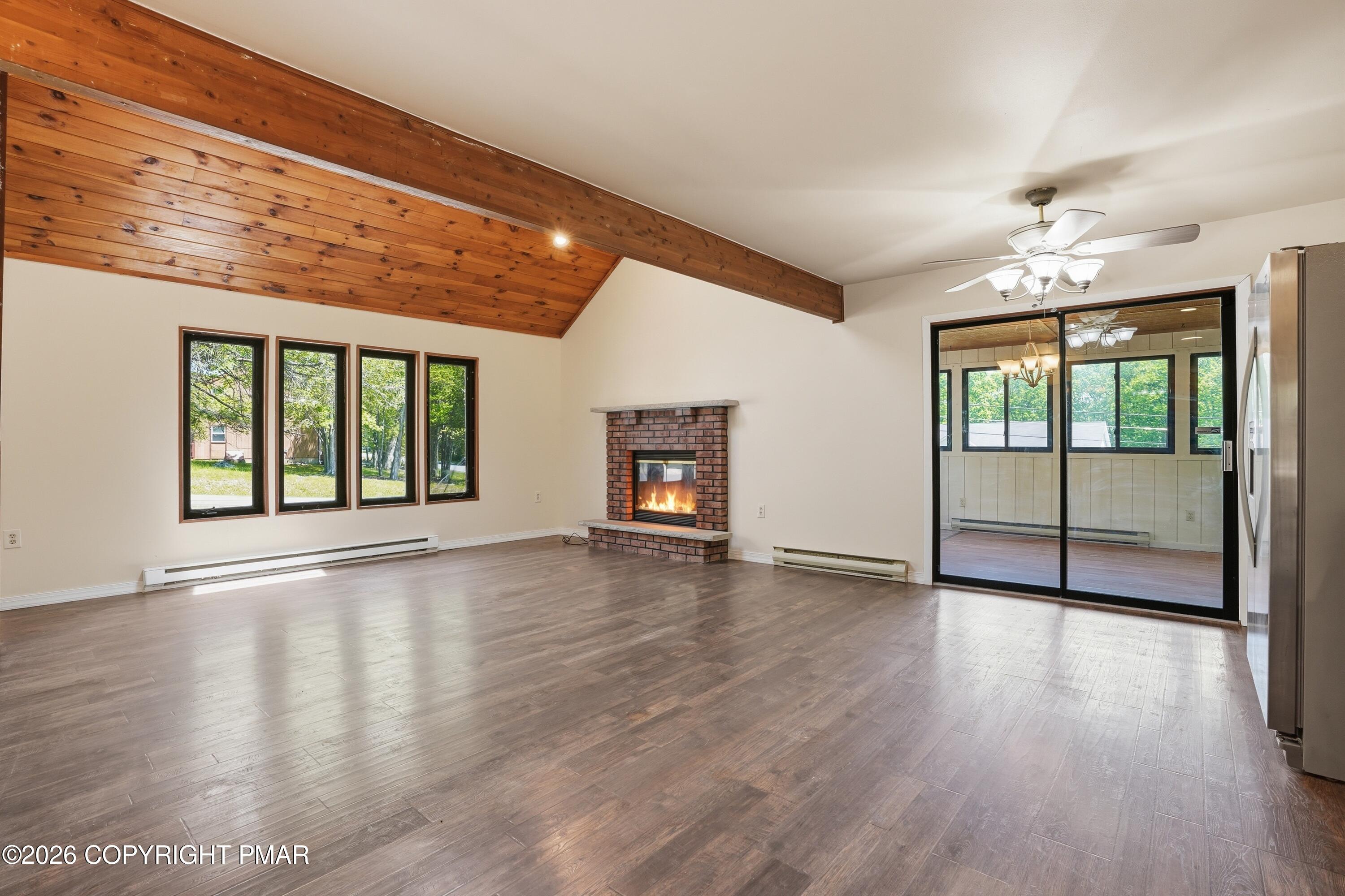 107 Morris Place Bushkill, PA 18324 - Photo 17 of 52 Living Room