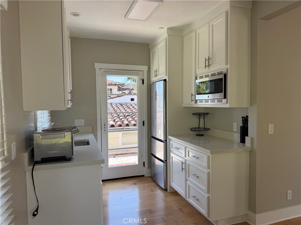 305 West Kenneth Road Glendale, CA 91202 - Photo 9 of 14