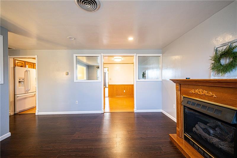 35 Kelly Road Washington, PA 15301 - Photo 3 of 25 Living room looking into the Huge EIK