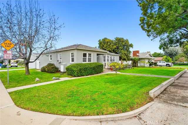 a view of a house with a backyard