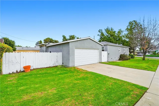 a view of a backyard with a house