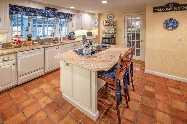 $1,195,000 | 2 Shamrock Lane, Dover, NH 03820