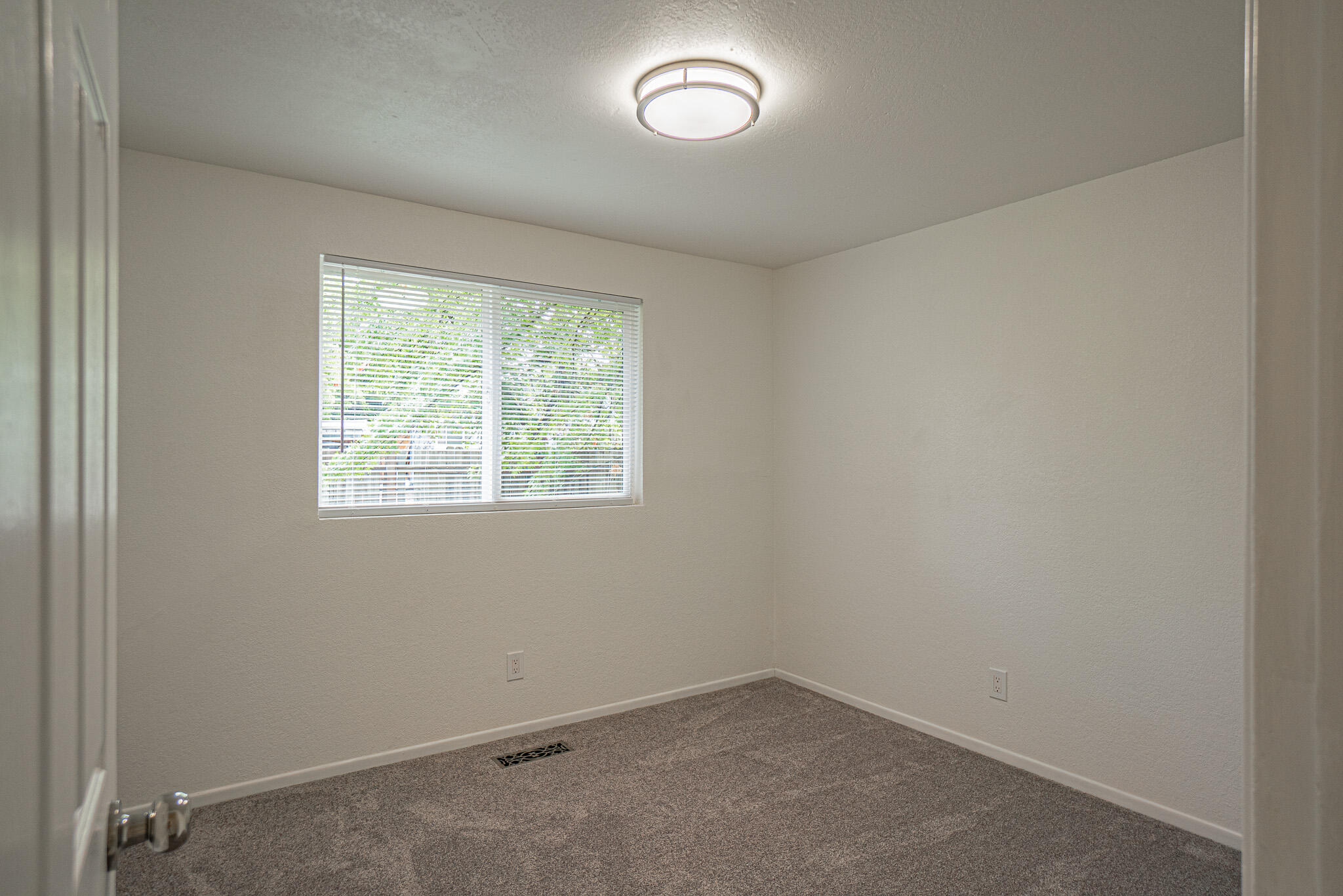 393 Elm Way Eagle Point, OR 97524 - Photo 18 of 24 18 Bedroom