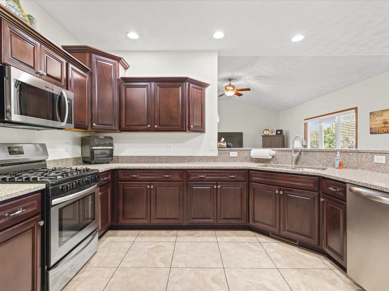 7227 Hawthorne Ridge Roscoe, IL 61073 - Photo 14 of 56 Gallery Image 14
