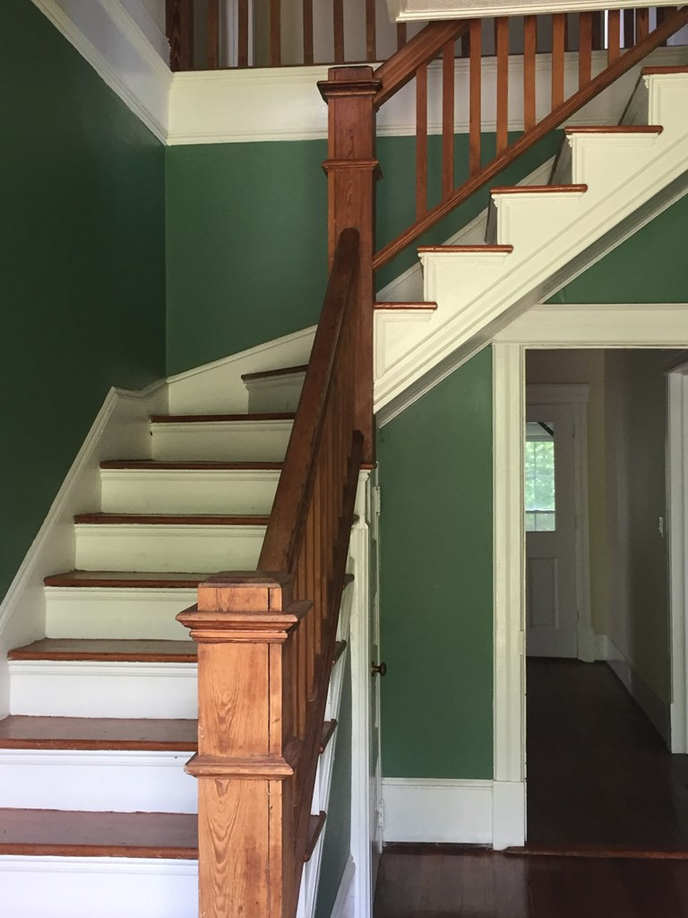 502 Spring Street Washington, GA 30673 - Photo 7 of 15 Stairway