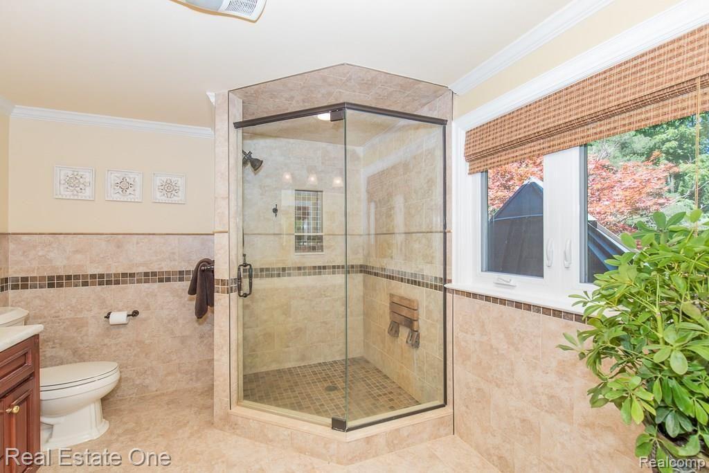 430 Mead Road Rochester, MI 48306 - Photo 30 of 61 Mead MLS-W050.jpg Deluxe Shower