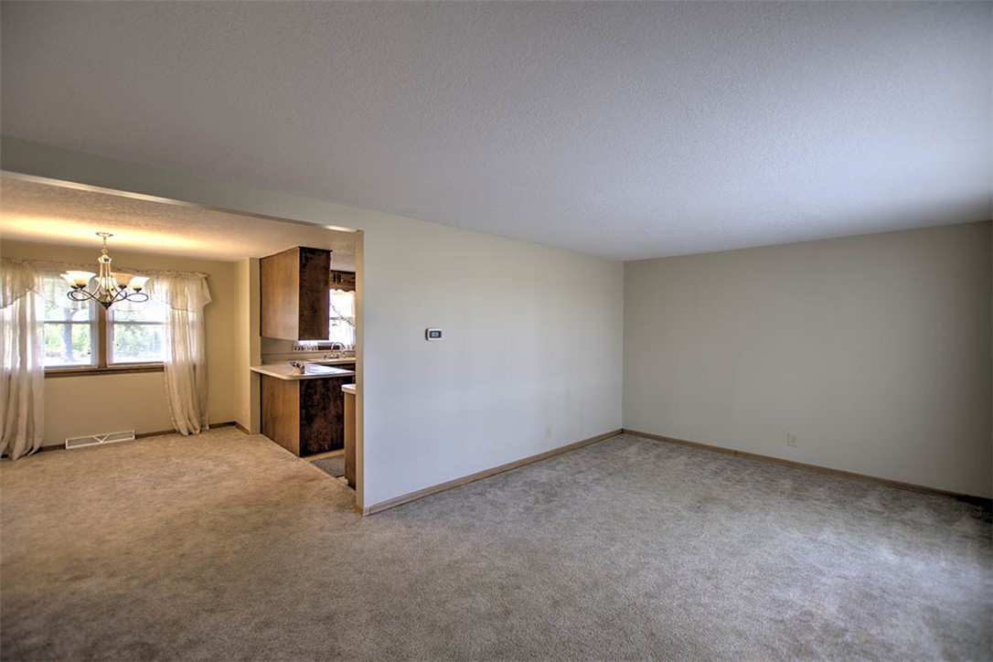 2913 South Danny Drive Decatur, IL 62521 - Photo 8 of 31 an empty room with windows