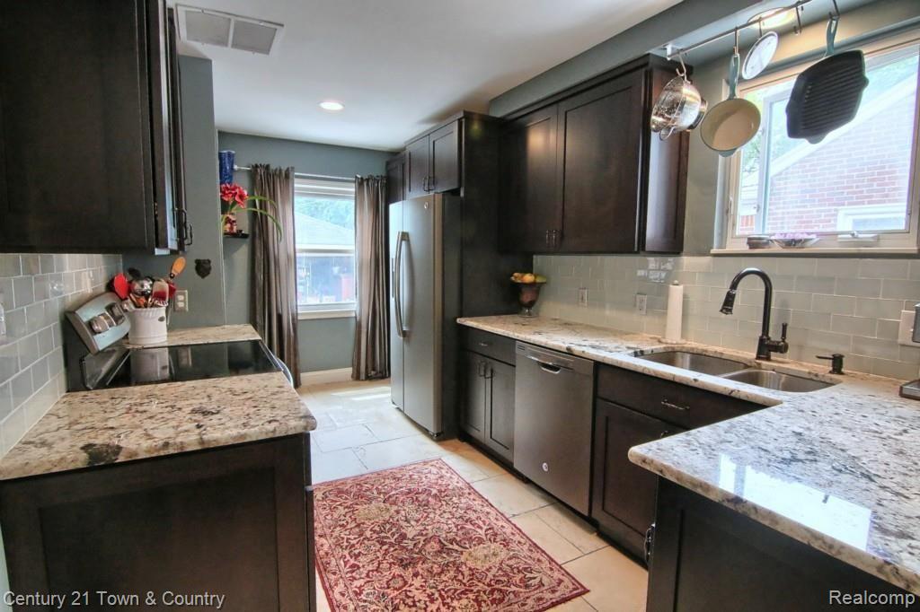 1978 Sheffield Road Birmingham, MI 48009 - Photo 5 of 34 Kitchen.jpg