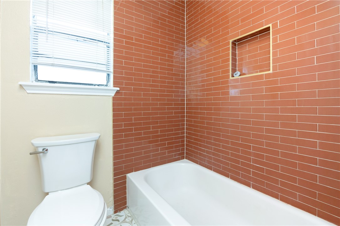 3052 Quail Springs Road, Unit A2 Corpus Christi, TX 78414 - Photo 24 of 31 a bathroom with a toilet and a tub