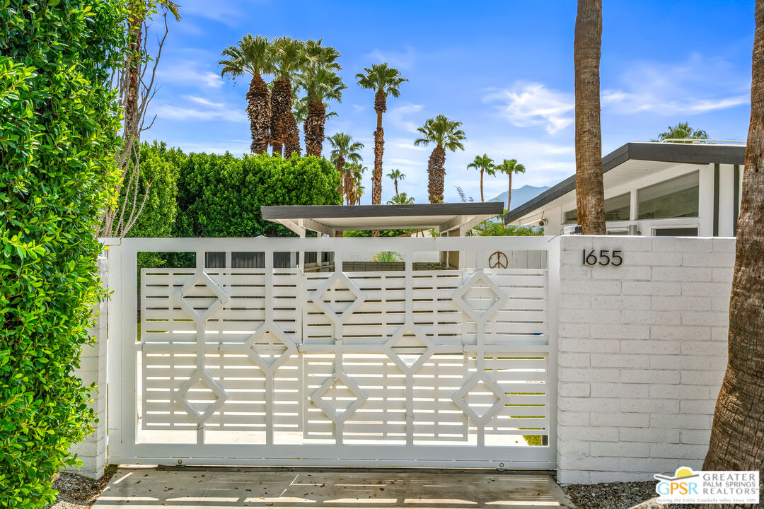 1655 Tamarisk Road Palm Springs, CA 92262 - Photo 4 of 39 a front view of a house with a yard