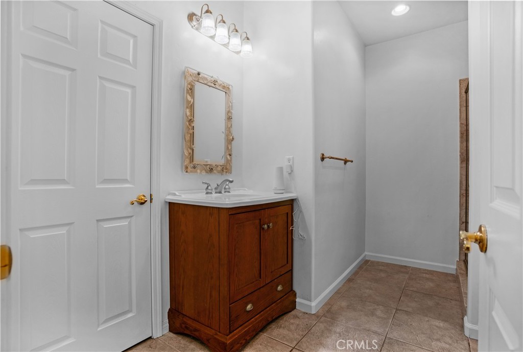 29781 Pasada Road Temecula, CA 92591 - Photo 34 of 58 Jack N Jill bathroom
