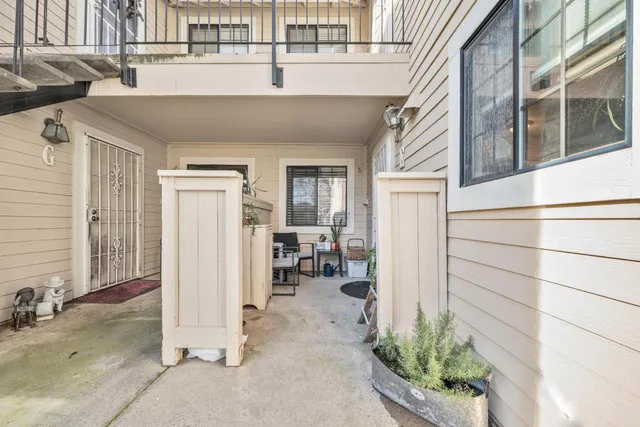 a view of entryway of a house