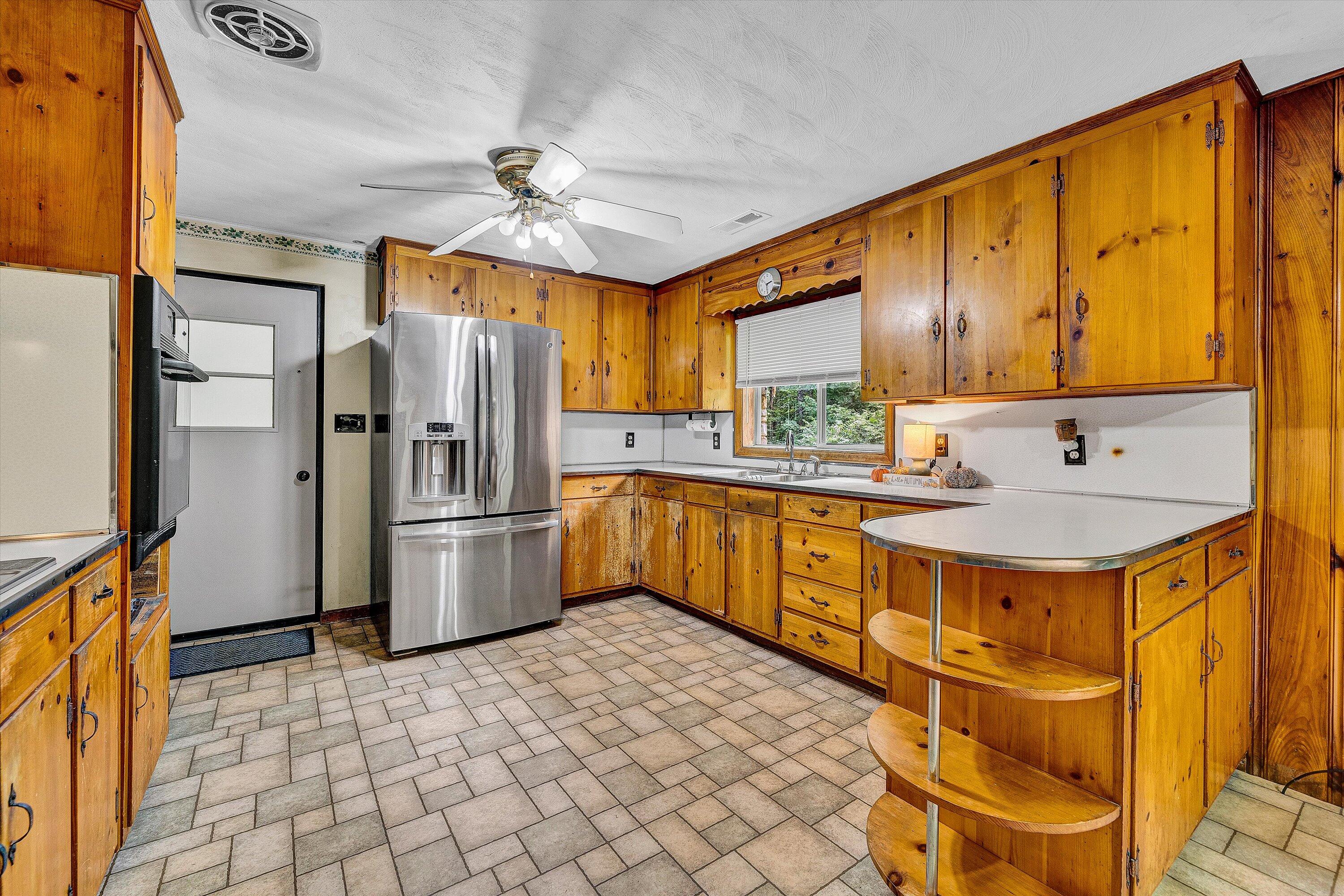 4463 Nemmo Road Vinton, VA 24179 - Photo 6 of 34 a kitchen with stainless steel appliances granite countertop a sink refrigerator and cabinets