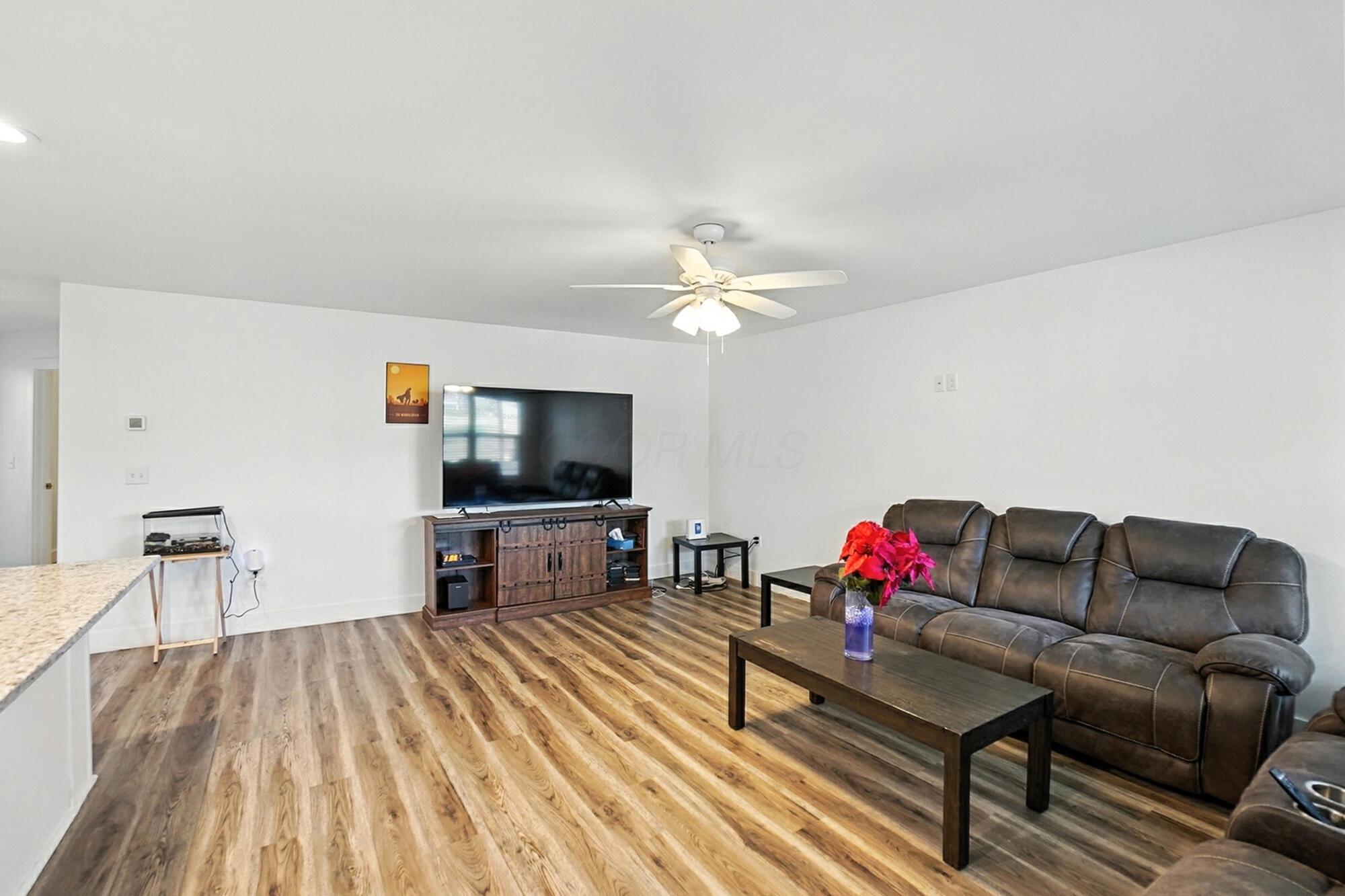 721 East McCreight Avenue Springfield, OH 45503 - Photo 4 of 28 Living Room