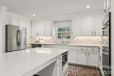 $1,290,000 | 7010 Terrace Drive, Charlotte, NC 28211