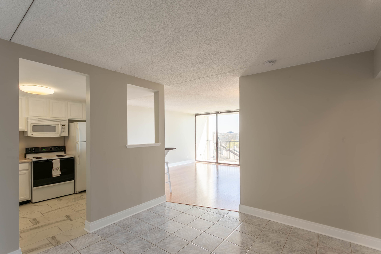 2015 South Finley Road, Unit 701 Lombard, IL 60148 - Photo 2 of 27