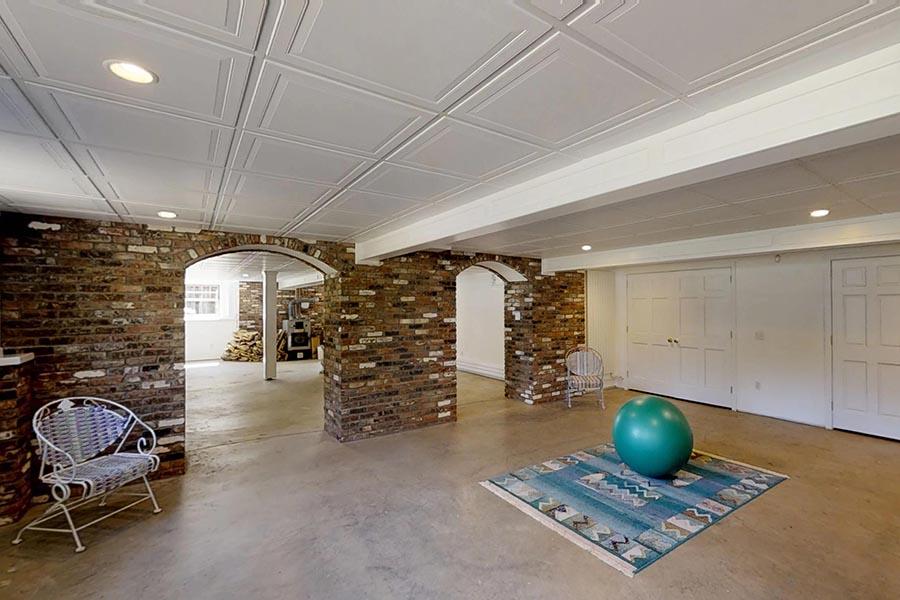 30 Vaughan Hill Road Rochester, MA 02770 - Photo 20 of 22 a living room with furniture and a chandelier