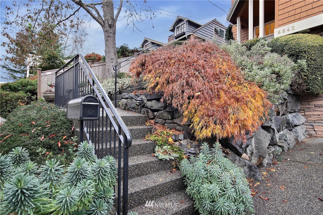 6842 16th Avenue Northeast Seattle, WA 98115 - Photo 2 of 25