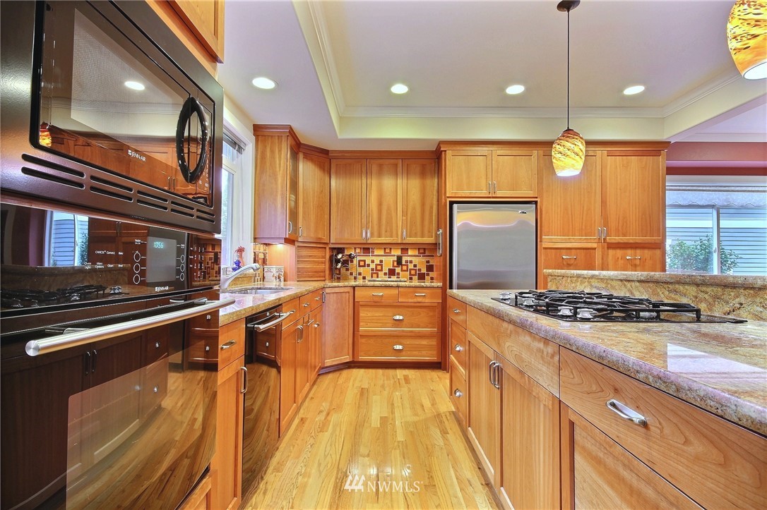 6842 16th Avenue Northeast Seattle, WA 98115 - Photo 10 of 25