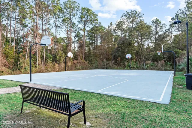 a view of a backyard