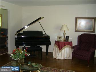 413 Valley View Road Willow Grove, PA 19006 - Photo 4 of 11 Living Room