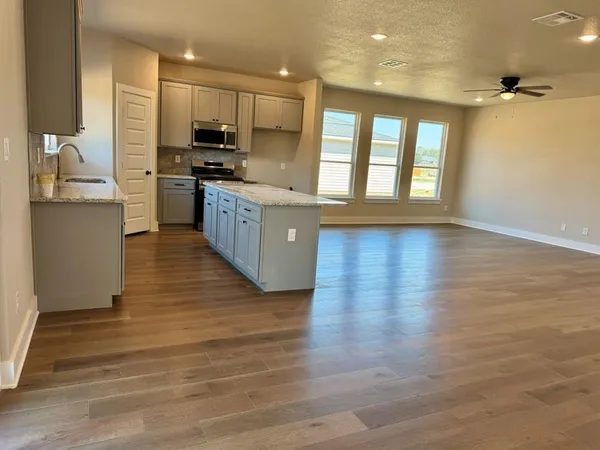 $2,250 | 15512 Greenhouse Way, Lindale, TX 75771