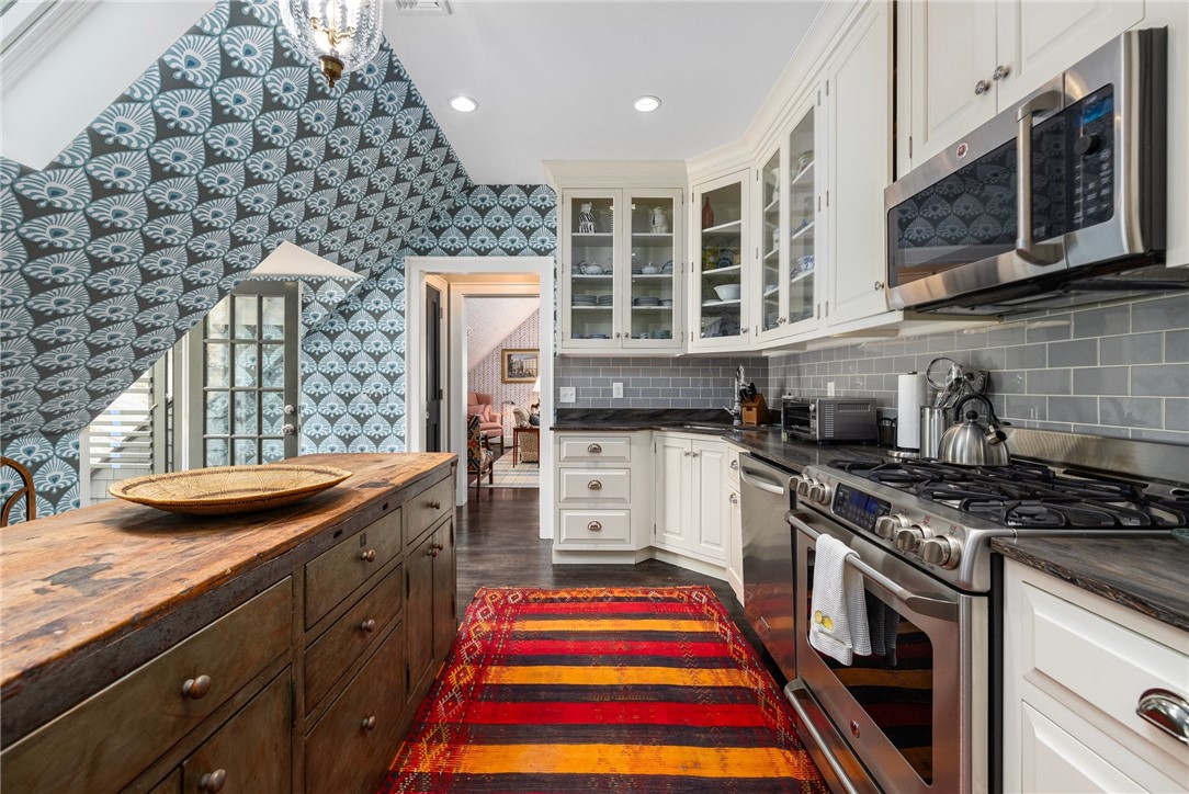 33 Beacon Hill Road Newport, RI 02840 - Photo 13 of 34