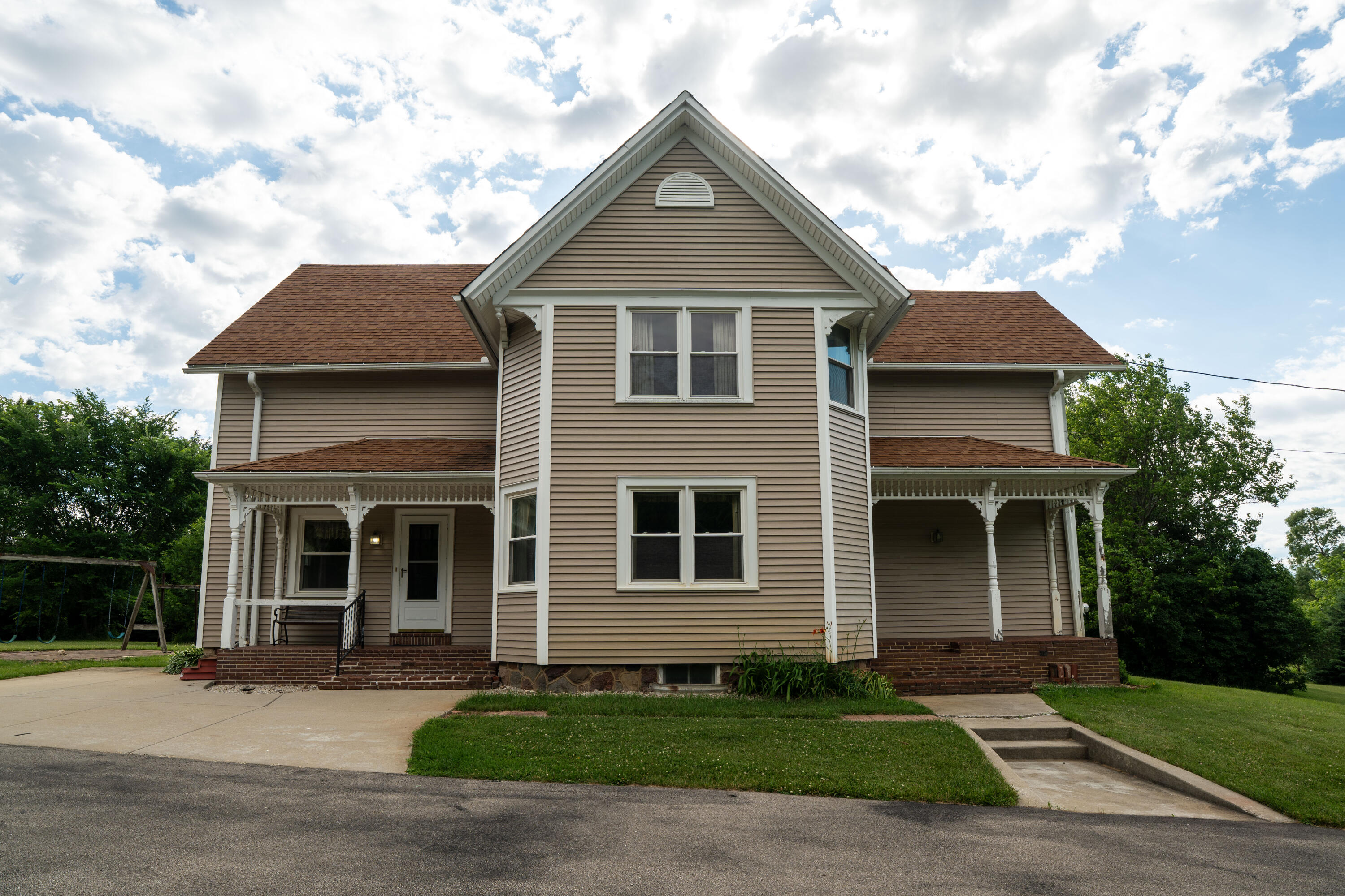 19272 West Coffee Road New Berlin, WI 53146 - Photo 4 of 49 Exterior