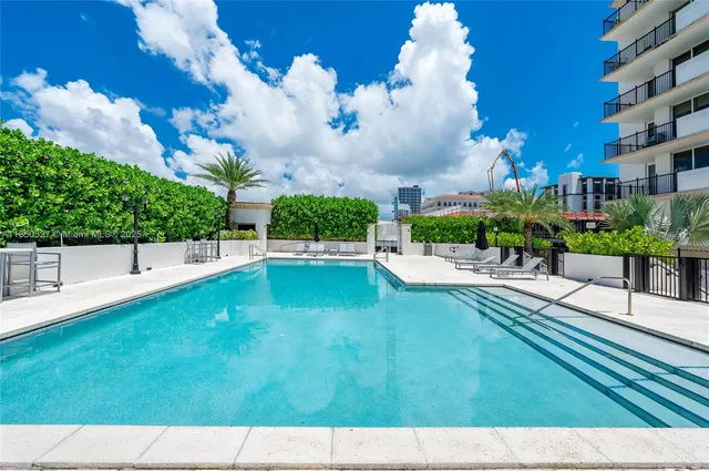 a view of an house with backyard
