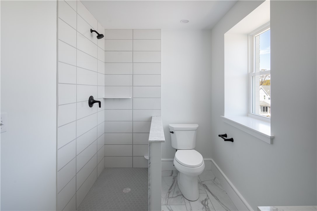 2 Eastnor Road, Unit B Newport, RI 02840 - Photo 9 of 20