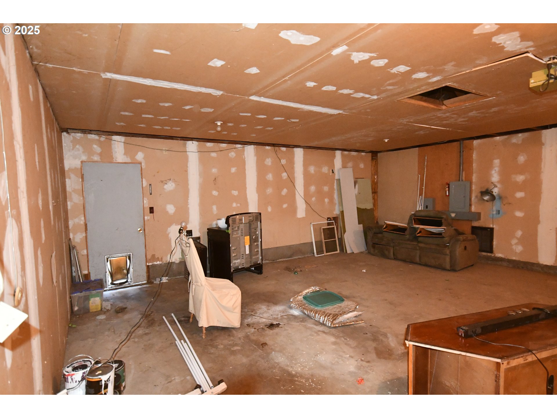 4233 Chenoweth Road The Dalles, OR 97058 - Photo 29 of 46 a living room with furniture