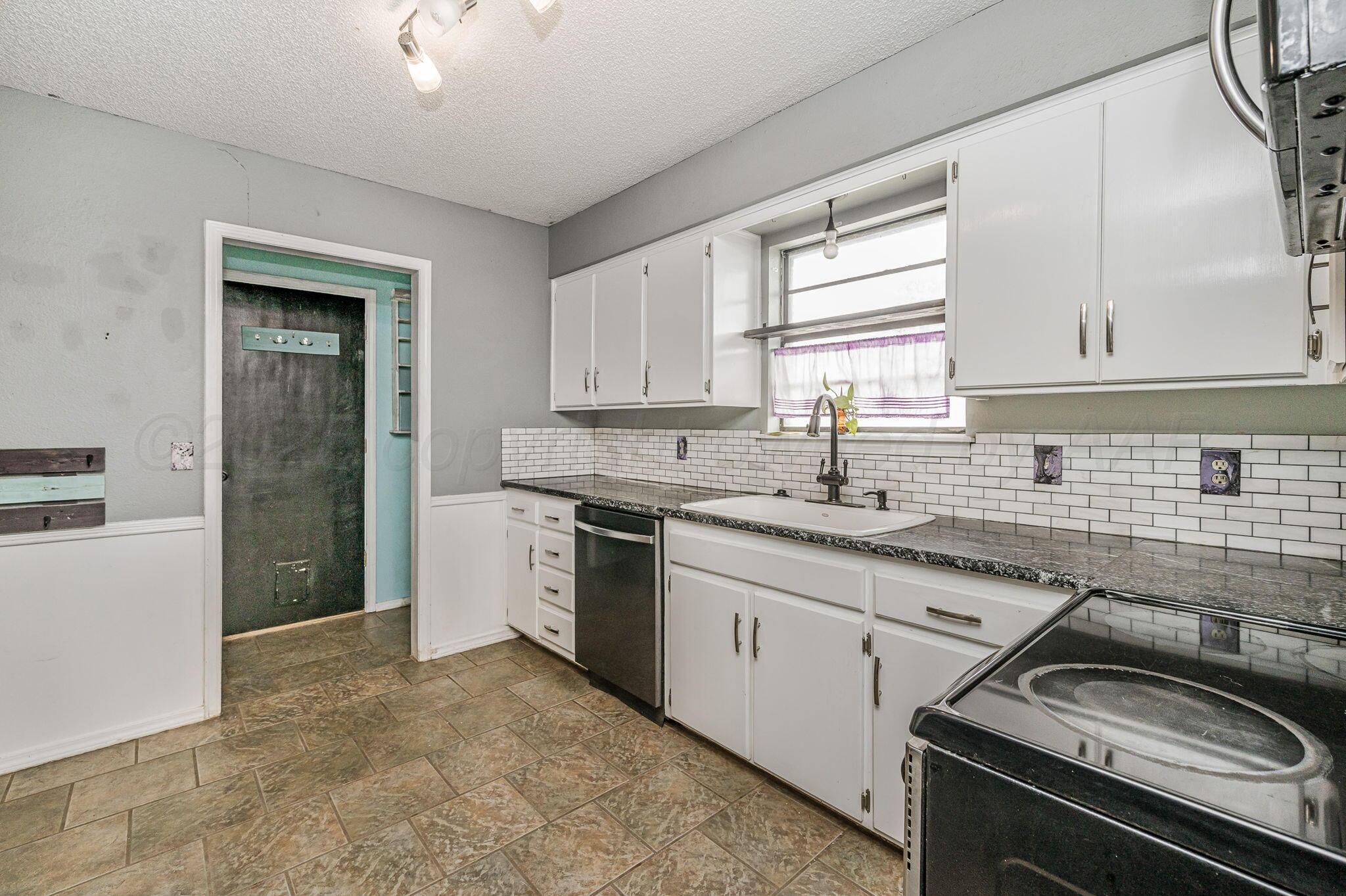 7000 Devonshire Road Amarillo, TX 79109 - Photo 8 of 22 7000 Devonshire Rd 12