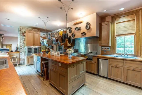 $8,500,000 | 2423 Prytania Street, New Orleans, LA 70130