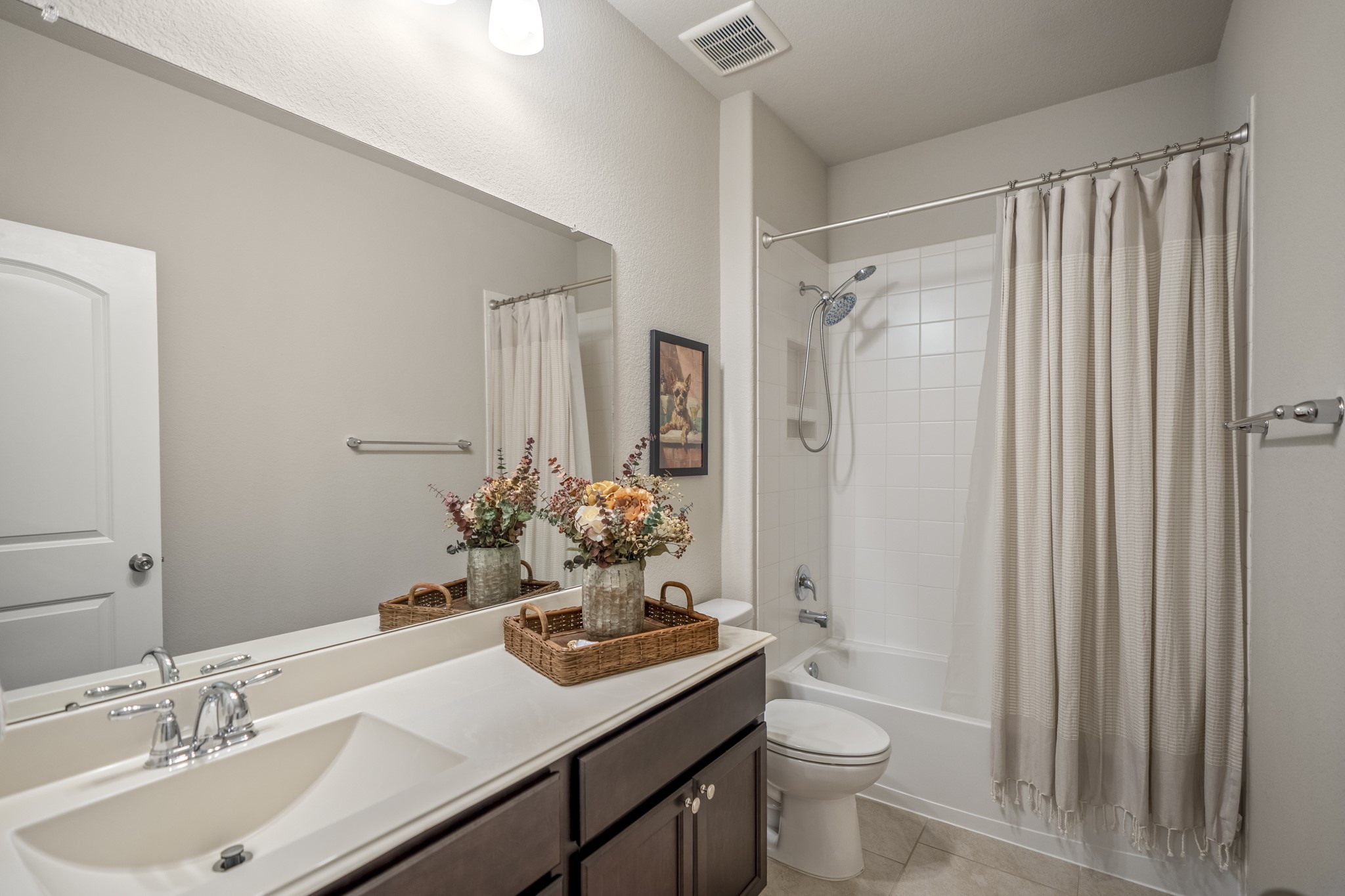 5522 Glenfield Spring Lane Spring, TX 77389 - Photo 25 of 46 Secondary full bath shared between 2 bedrooms.