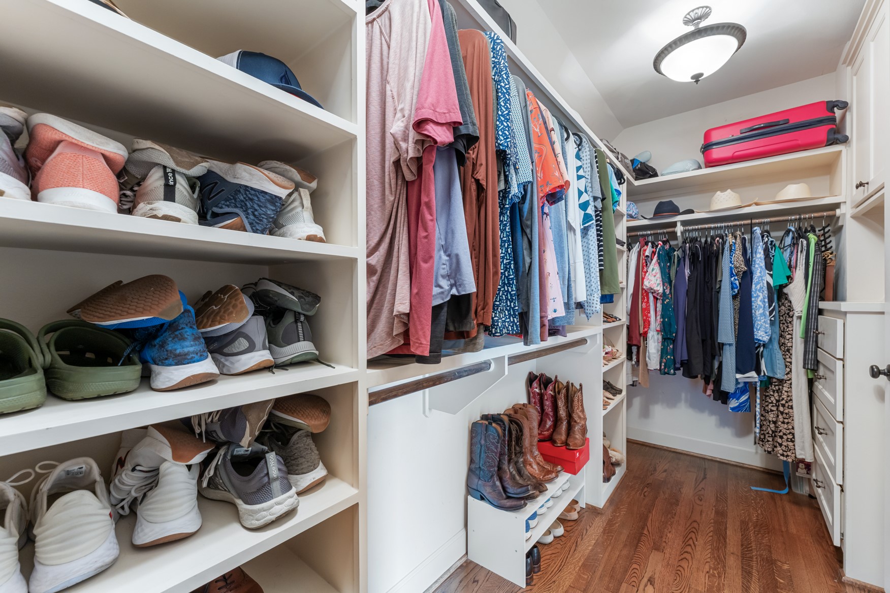 836 East 24th Street Houston, TX 77009 - Photo 22 of 40 Large primary closet