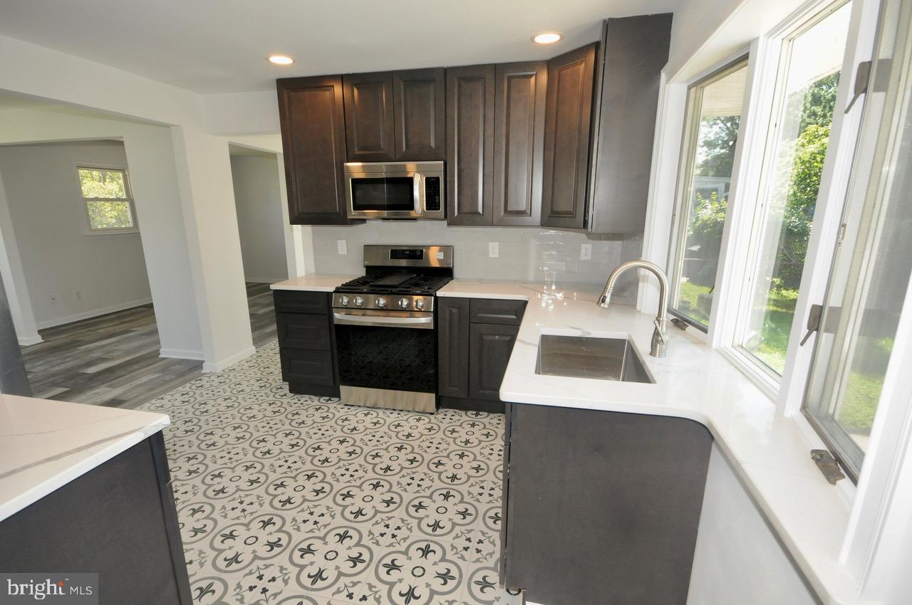 572 Lehigh Road Wenonah, NJ 08090 - Photo 4 of 16 Kitchen leads to living room, dining room and deck