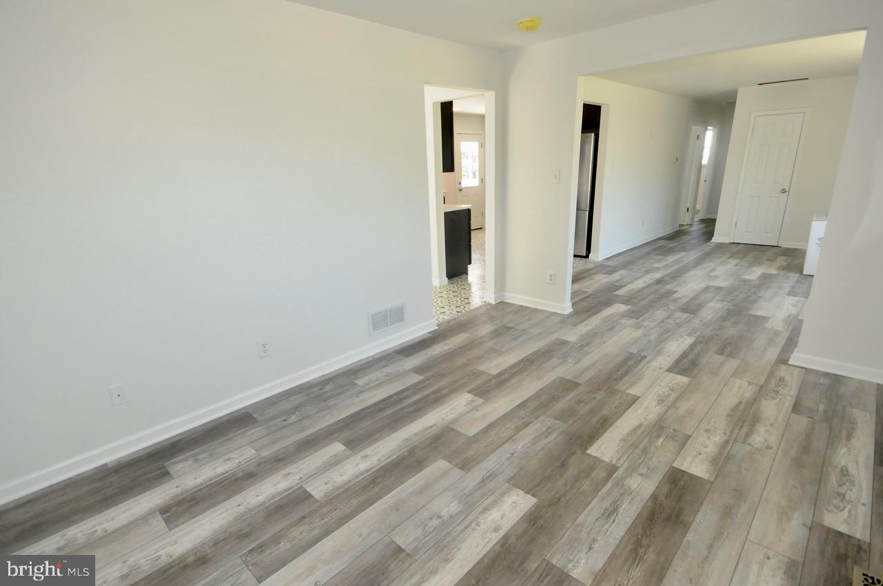 572 Lehigh Road Wenonah, NJ 08090 - Photo 6 of 16 Super Spacious Living room with new laminate floor
