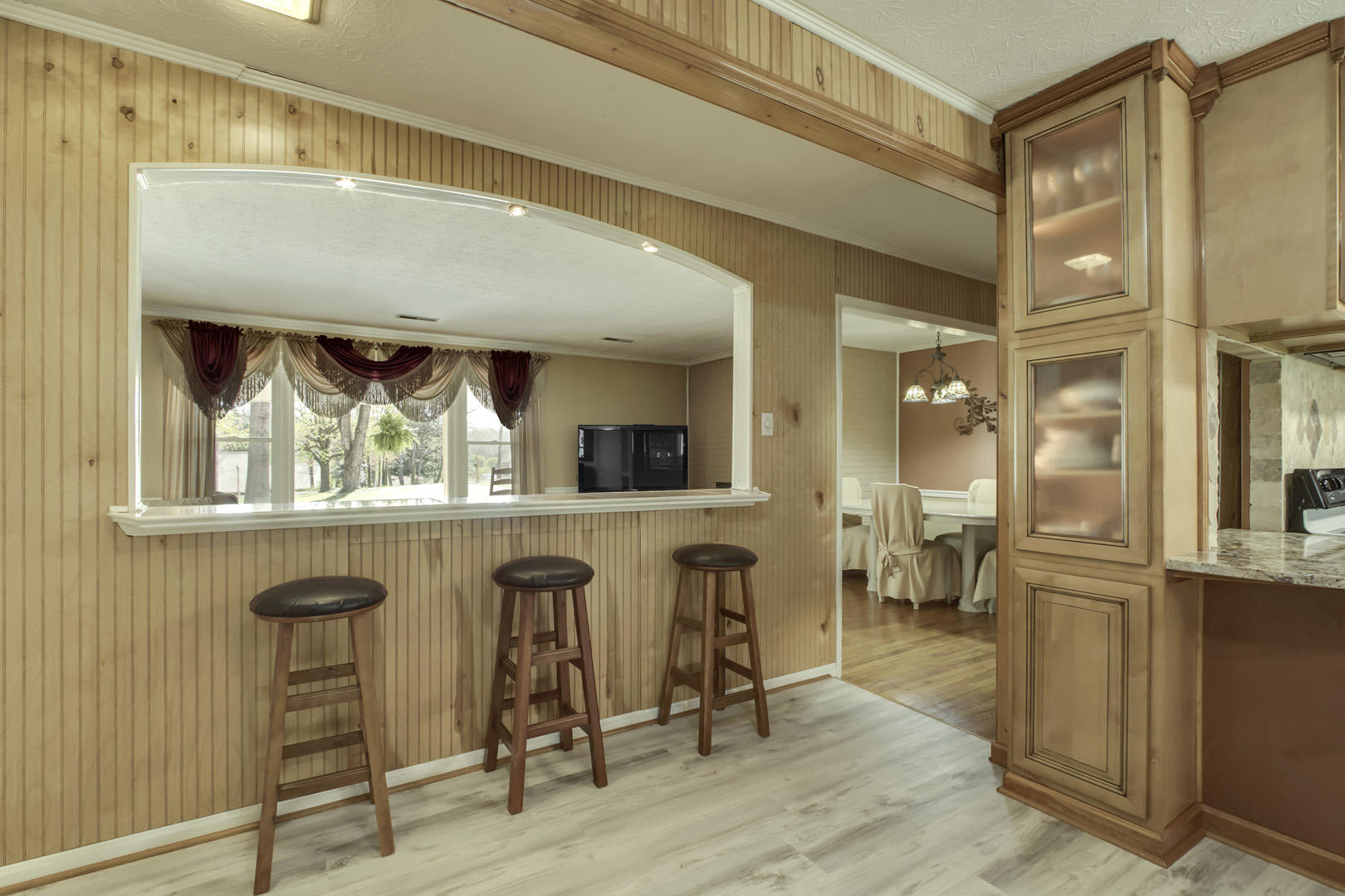 230 Mainsail Road Kingston, TN 37763 - Photo 14 of 40 14_MainsailRoad_230_BreakgfastBar