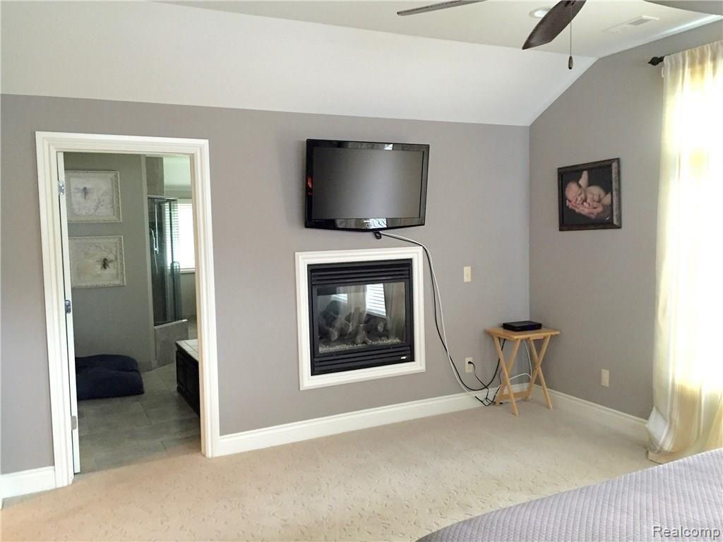 821 Cumberland Ridge Court Rochester, MI 48307 - Photo 27 of 53 IMG_2400.jpg
